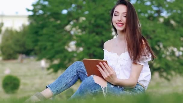 girl with tablet - Filmati, video