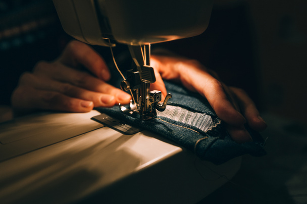 Mujer trabajando en la máquina de coser
 - Foto, imagen