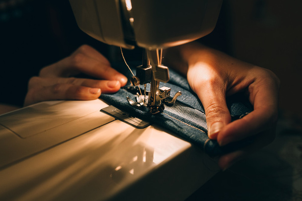 Mujer trabajando en la máquina de coser
 - Foto, imagen