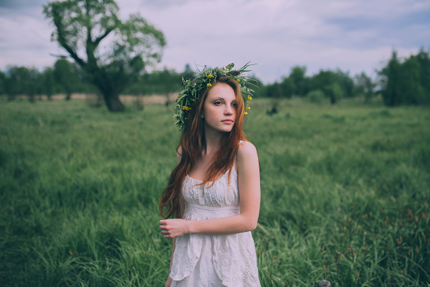 mujer con corona de flores silvestres
 - Foto, Imagen