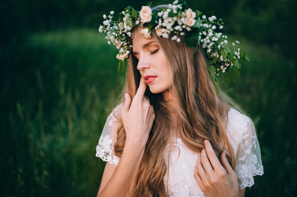 woman with wreath of wildflowers - Foto, Imagem