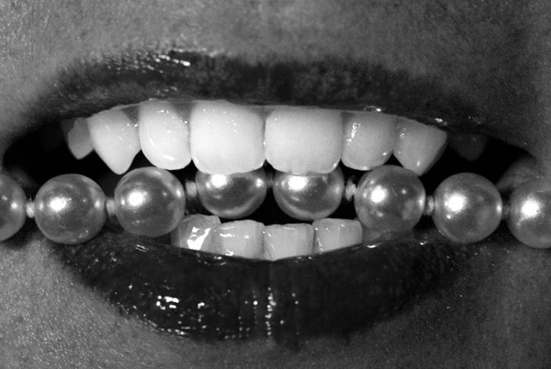 κολιέ γυναικεία στόμα  - Φωτογραφία, εικόνα