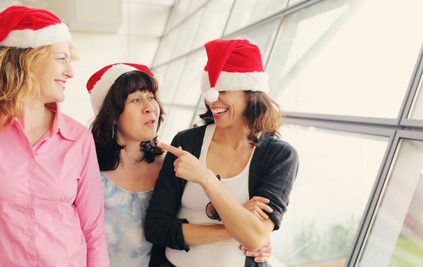 mujeres que usan sombrero de Navidad
 - Foto, imagen