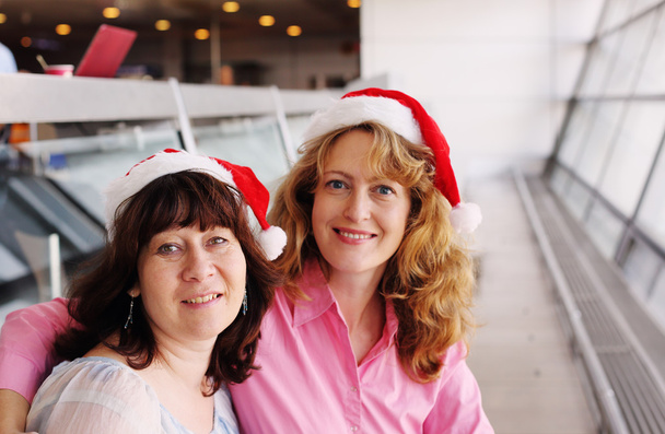 vrouwen dragen kerst hoeden - Foto, afbeelding