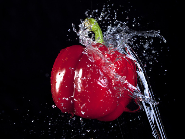 Pepper hit by thrown water. - Valokuva, kuva