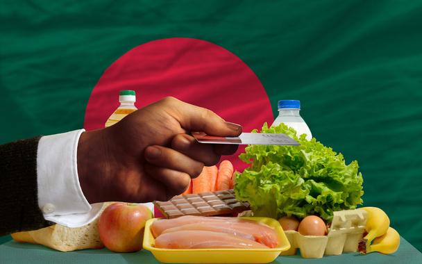 Acquistare generi alimentari con carta di credito in Bangladesh
 - Foto, immagini