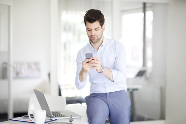 businessman texting  in office - Foto, Bild
