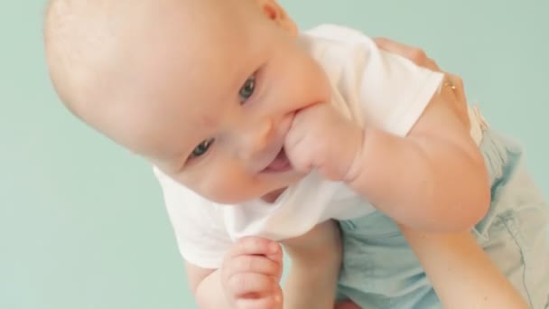 Bebé en manos de madre
 - Imágenes, Vídeo