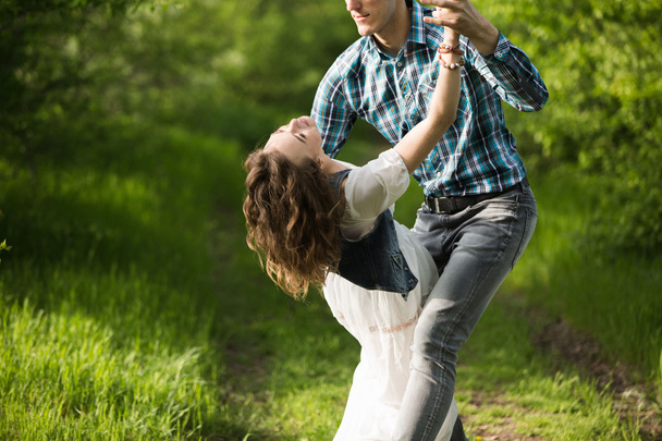 νεαρό ζευγάρι που χορεύει - Φωτογραφία, εικόνα
