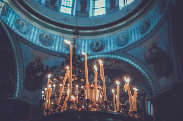 Kerzen in der Kirche - Foto, Bild