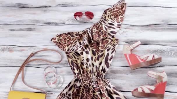 Леопардова сукня і клинові сандалі
. - Кадри, відео