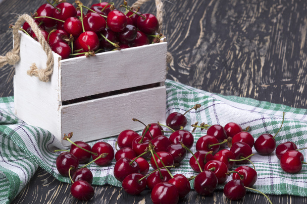 červené třešně v dřevěné krabici - Fotografie, Obrázek