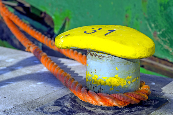 Bolder met mooring lijn van een trawler - Foto, afbeelding