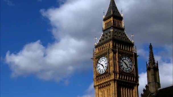 Big Ben en Westminster sobre fondo azul del cielo, Londres. Reino Unido
 - Metraje, vídeo