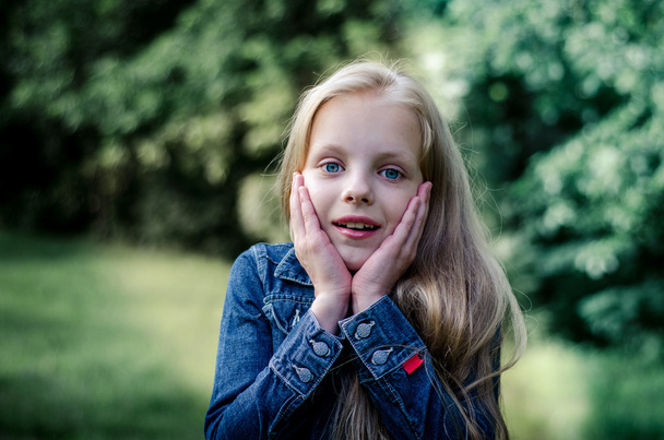 Sürpriz sevimli küçük sarışın kız yaz Field. - Fotoğraf, Görsel