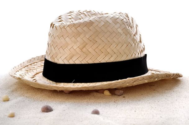 Słomkowy kapelusz na piasku - Zdjęcie, obraz
