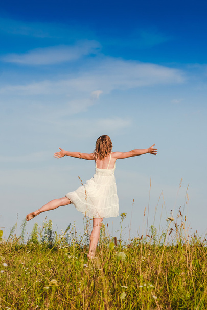 mujer joven saltando en el prado
 - Foto, Imagen