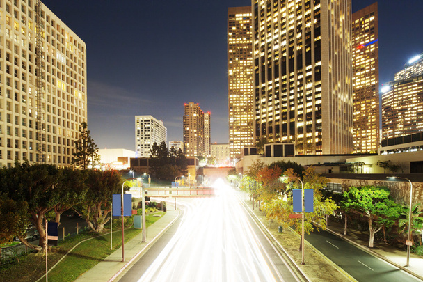 maantieliikenne Los Angelesin keskustassa yöllä
 - Valokuva, kuva