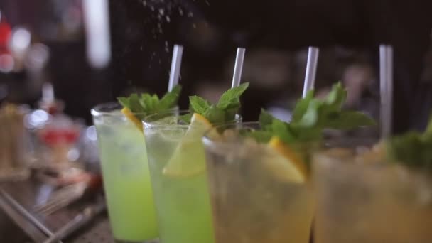 Barman Maak cocktail in een bar - Video