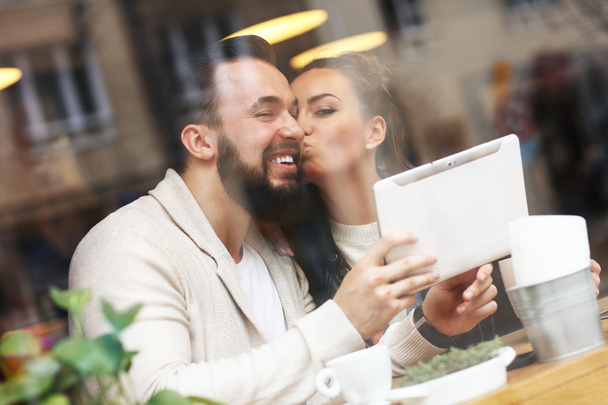 Boldog pár segítségével tabletta - Fotó, kép
