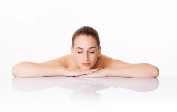 concept de massage, féminité et soins de la peau avec 20s femme relaxant
 - Photo, image