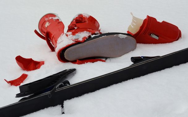 σπασμένα μπότες του σκι σύμφωνα με ατύχημα - Φωτογραφία, εικόνα
