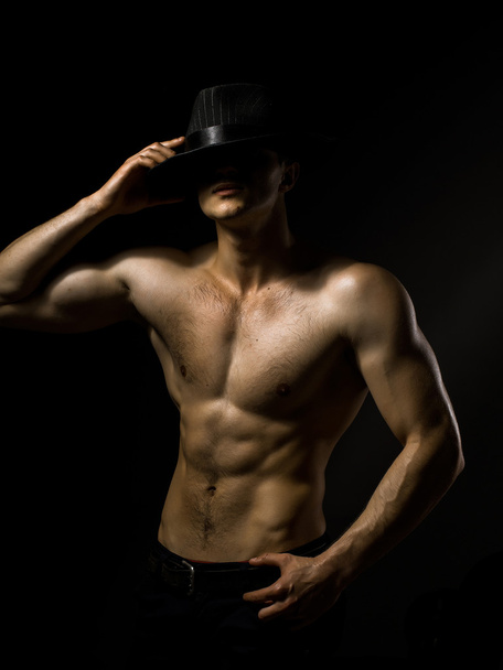 Sexy muscular man in hat - Fotoğraf, Görsel