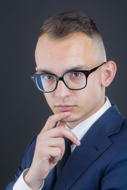 Promyšlené mladý muž v brýlích - Fotografie, Obrázek