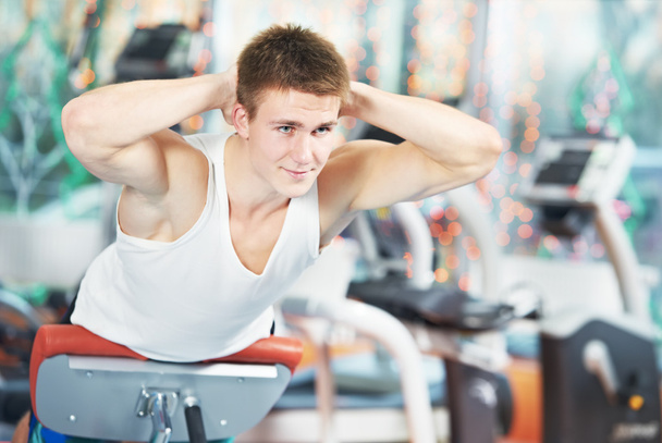 Bodybuilding man at abdominal crunch exercises - Foto, imagen