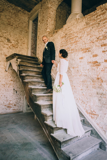 Novomanželé chůze ve staré budově - Fotografie, Obrázek