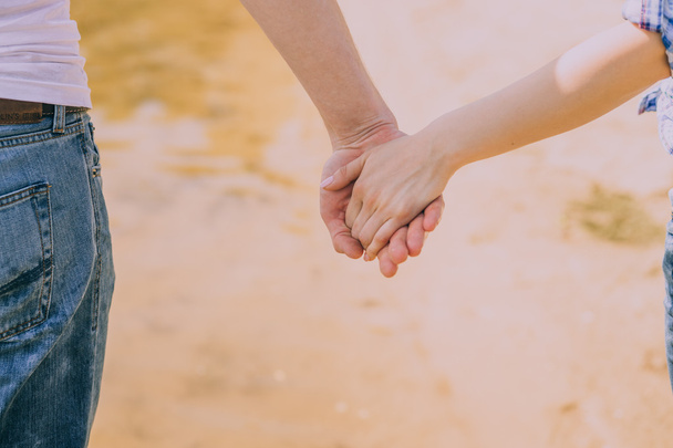 Paar hält Händchen am Strand - Foto, Bild