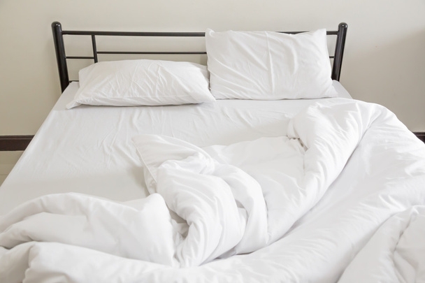 pohled na rozestlanou postel - Fotografie, Obrázek