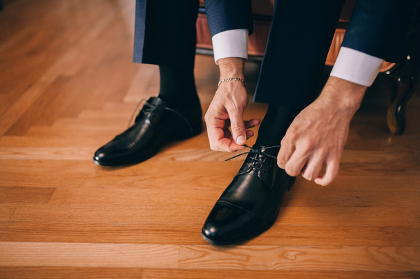Groom portant des chaussures
 - Photo, image