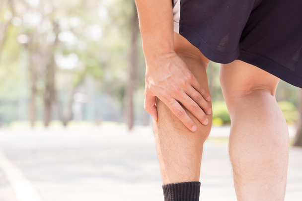 Crampes dans la jambe pendant l'exercice. Concept de blessure sportive
 - Photo, image