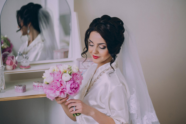 Vonzó barna fiatal menyasszony  - Fotó, kép