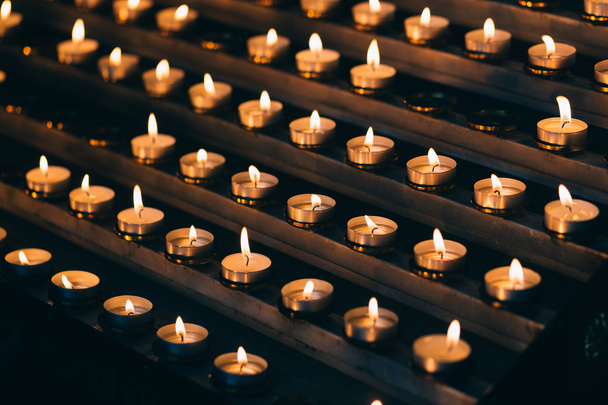 Κάψιμο κεριών στην εκκλησία - Φωτογραφία, εικόνα