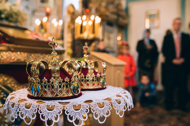Свадебные короны в церкви
 - Фото, изображение