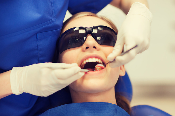 female dentist checking patient girl teeth - Φωτογραφία, εικόνα