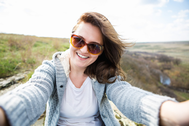 Mujer feliz haciendo selfie
 - Foto, Imagen