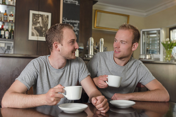 Girato di una giovane coppia in un appuntamento di caffè
 - Foto, immagini
