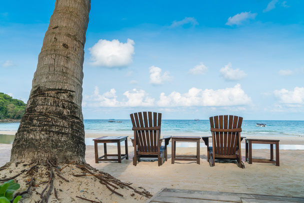 Tropikal beyaz kum plajı güzel plaj sandalyeleri - Fotoğraf, Görsel