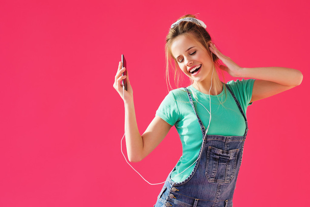 Frau hört Musik per Kopfhörer per Handy - Foto, Bild
