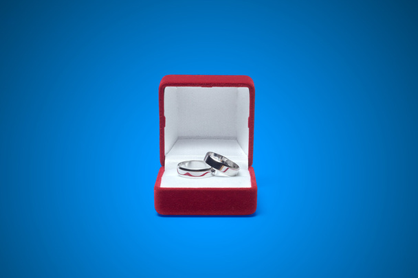 snubní prsteny na dřevěném stole - Fotografie, Obrázek
