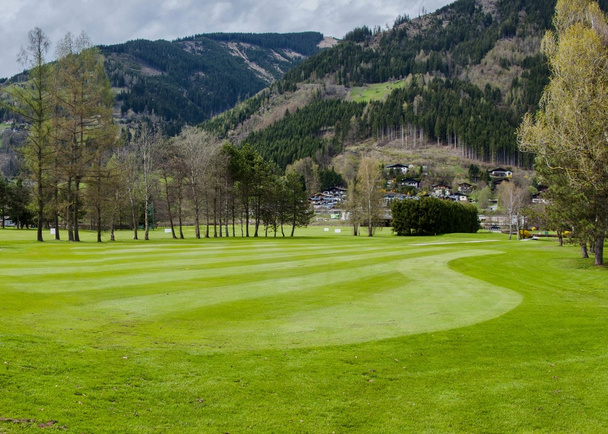 Campo de golfe nas montanhas
 - Foto, Imagem