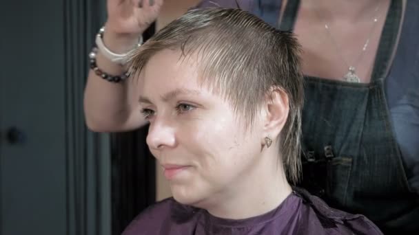 Salon fryzjerski tnie grzebienie i style włosów womans - Materiał filmowy, wideo