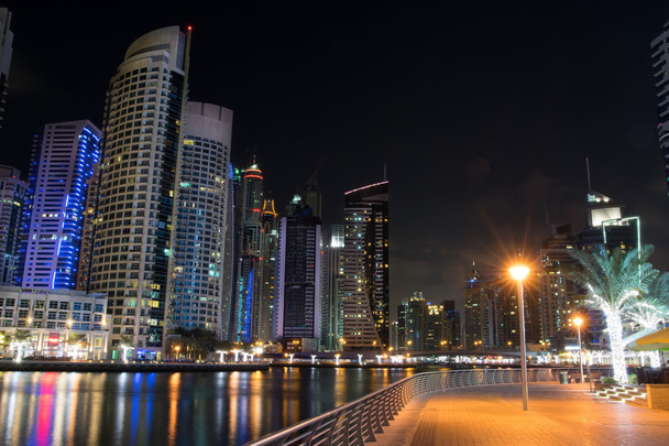 Dubai Marina nocą w Emiratach Arabskich - Zdjęcie, obraz