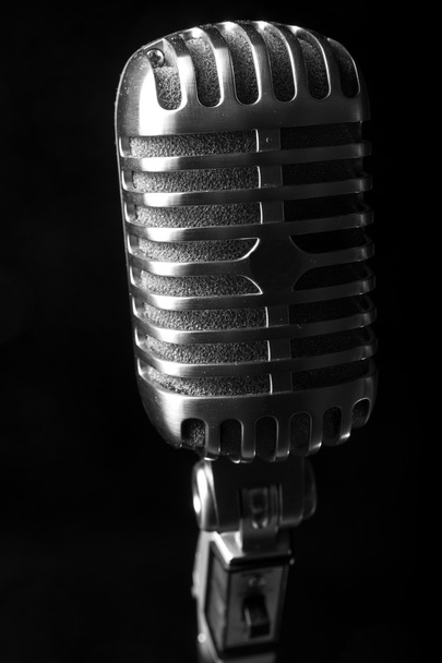 Vintage microfoon op zwarte achtergrond - Foto, afbeelding