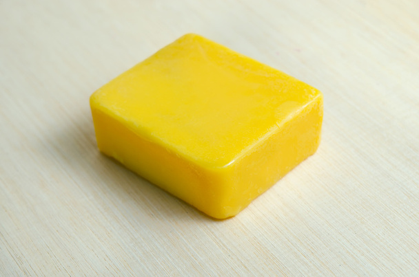 Вкус мыла с ингредиентом манго изолирован на деревянной доске б
 - Фото, изображение