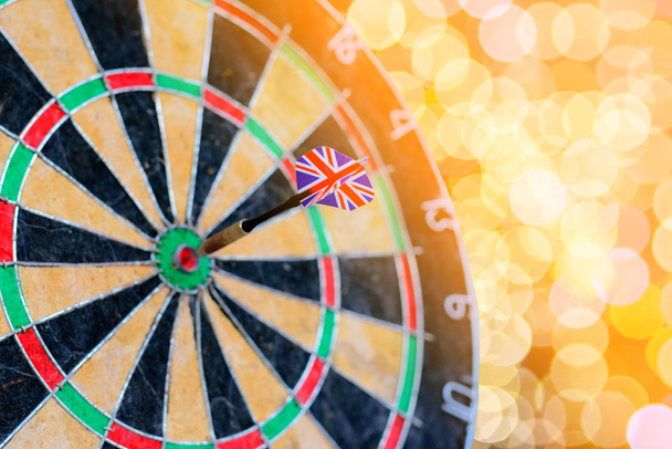 Вибірковий фокус dart Великобританії прапор у старих цільової dart Боке тла. - Фото, зображення