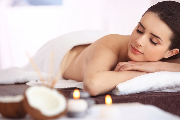 Woman relaxing in spa center - Foto, immagini